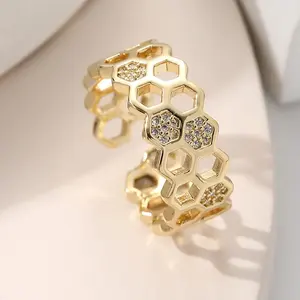 แหวนเปิดแบบคลาสสิกพร้อมโลหะผสมทองแดงและชุบทอง18K ดีไซน์เพชรรูปหน้าหกเหลี่ยมกว้างสำหรับผู้หญิง - Product Image 3