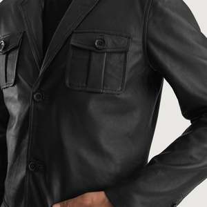 Blazer de piel de oveja semianilina negra Ray Cutler con forro acolchado de poliéster y cuatro bolsillos exteriores - Product Image 6