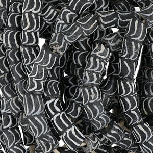 Perles africaines en verre faites à la main, noires avec motifs blancs complexes, authentiques perles tribales recyclées pour l'approvisionnement en vrac en gros - Product Image 1