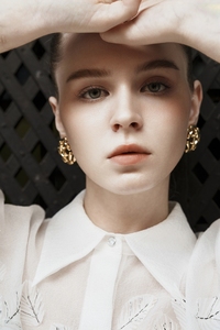 Estilo femenino Blusas de media manga para mujer Camisas Hojas en el pecho Camisa de cuello puntiagudo AMELIA Conjunto de dos piezas Ropa de mujer - Product Image 5