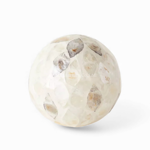Bola de Pascua Hecha a Mano con Madreperla, Artículo Decorativo Único para Centro de Mesa, de Vietnam - Product Image 2