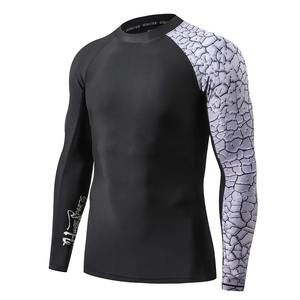 Rash Guard sublimé unisexe en polyester écologique avec impression numérique bord à bord sans couture - Product Image 3