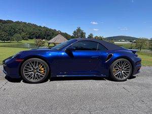2022 911 Turbo S Cabriolet ~ 6.600 Millas, 640-HP Twin-Turbo Flat-6, AWD, Altamente Equipado, Sin modificar - Product Image 2