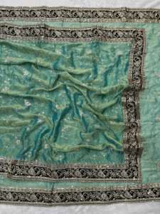 Sari de Seda Suave Color Mocha para Mujer con Bordado Zari, Borde de Encaje Jaal, Lentejuelas y Bordado en Tela de Terciopelo - Product Image 4