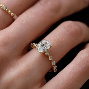 Anillo de diamantes de corte ovalado de 1.50 CTW con diamantes laterales redondos, anillo de compromiso de diamante ovalado cultivado en laboratorio, oro de 14k - Product Image 2