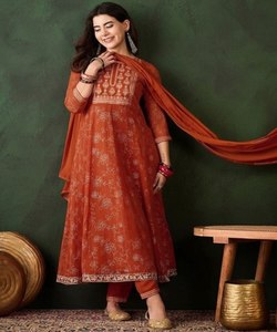 Nueva llegada estilo paquistaní Salwar Kameez fusión de estilos tradicionales y modernos, creando un conjunto verde de moda elegante y elegante - Product Image 5