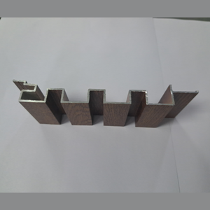 Profilé de plafond en alliage d'aluminium extrudé pour décorations avec une tolérance de 1 % - Product Image 1