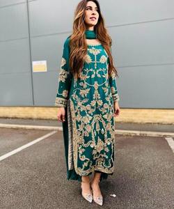 Robe élégante et modeste en satin avec des perles et des accents de mousseline de soie Indulgence de luxe avec une touche glamour - Product Image 1