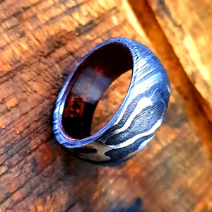 Anillo de acero de Damasco martillado audaz con capas de alto contraste y diseño de banda de ajuste cómodo Alianza DE BODA clásica de acero de Damasco - Product Image 5