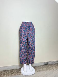Pantalon de détente en coton doux et respirant avec un imprimé floral vibrant, parfait pour se détendre à la maison avec style. - Product Image 3