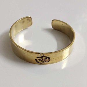 Venta al por mayor de brazaletes de latón a la moda para mujer, estampado de ohmios con piedras de diamantes perlados, fabricante indio, precio de exportación - Product Image 3