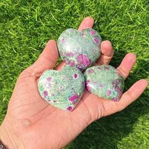 หินคริสตัลรูปหัวใจแกะสลักด้วยมือหินฟูชไซต์ทับทิมรูปหัวใจพองๆของขวัญตกแต่งสำหรับทำสมาธิแบบขัดเงาเรียบ - Product Image 3