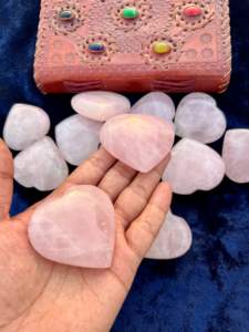 Vente en gros de pierre naturelle de palmier cœur gonflé en cristal de guérison pierre d'énergie Reiki en forme de cœur pour décoration et méditation de cadeaux - Product Image 2