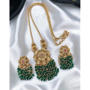 Ensemble de chaîne longue et simple de créateur avec perle pour les occasions spéciales et les fêtes des femmes en laiton - Product Image 1