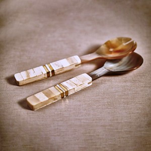 ชุดอุปกรณ์เสิร์ฟสลัดไม้ธรรมชาติ พร้อมที่ตัก 2 อัน ทำมืออย่างยั่งยืน - Product Image 3