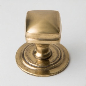 VintoriaSpin Victorian Bloom Bouton de porte en laiton artisanal, finition élégante et antique pour portes en bois classiques et maisons patrimoniales - Product Image 2