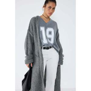 Camiseta con cuello en V y estampado - Product Image 2