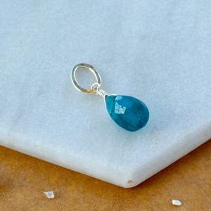 Colgante de Apatita Claro en Forma de Lágrima, Gema Azul, Chapado en Oro Rosa, Joyería Artesanal Delicada - Product Image 2