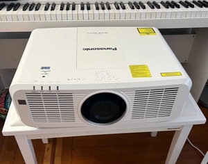 Proyector WUXGA PT-MZ670U de 6500 Lúmenes - Product Image 1