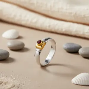 แหวนเงินแฟชั่นสำหรับผู้หญิง ชุบทองคำขาวและโรสโกลด์ ประดับพลอยโกเมนแท้ ฝังด้วยพลอยธรรมชาติ ของขวัญสุดพิเศษสำหรับเธอ - Product Image 1