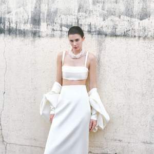 Tops cortos de ropa de mujer para mujer JAZZI SILK-SATIN TOP Detalles plisados decorativos Ropa de mujer Logotipo personalizado de Vietnam - Product Image 4