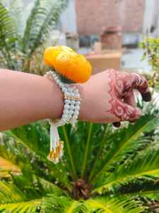 Pivoine/Rannuculas Fleur Avec Perle Haldi Mehndi Sangeet Main Poignet Bracelet Kalire Indien Pakistanais Faveurs De Mariage Pour Les Femmes - Product Image 2