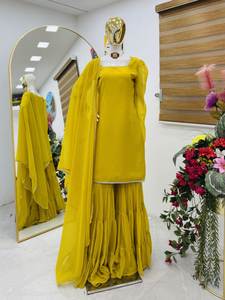 Costume Sharara de style pakistanais Haseens Mushk avec broderie lourde et travail de la pierre Costume Gharara de créateur pakistanais avec Dupatta - Product Image 3