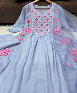 MODERNE PARAMPARA SOIE BRODERIE TRAVAIL HAUT BAS AVEC DUPATTA CASUAL WEAR PRIX DE GROS VÊTEMENT ETHNIQUE - Product Image 4