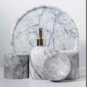 Conjunto de baño de resina contemporáneo hecho a mano accesorios de tocador jabonera cepillo de dientes soporte vaso bandeja elegante - Product Image 4