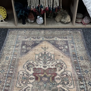 Alfombra decorativa Kilim vintage de 3.9x6.6 pies (119x200 cm), alfombra turca de lana con diseño geométrico arcoíris - Product Image 4
