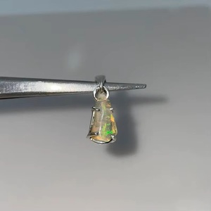 Colgante de ópalo etíope de Plata de Ley 925 Estilo Vintage hecho a mano, gemas de ópalo en bruto multifuego para cristianos y niños con latón - Product Image 1