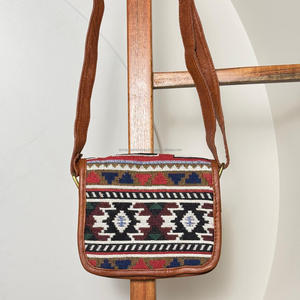 Bolso bandolera Kilim de Jacquard de cuero hecho a mano para mujer con correa ajustable, bandolera con patrón Tribal para viajes y uso diario - Product Image 4