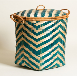 Panier à linge en bambou de couleur taupe avec un design arrondi, un couvercle et des poignées en corde. Disponible aux prix de gros. - Product Image 2