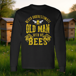 Camiseta de manga larga vintage con estampado de apicultor, con la frase 'No subestimes el poder de la experiencia', para uso promocional - Product Image 3