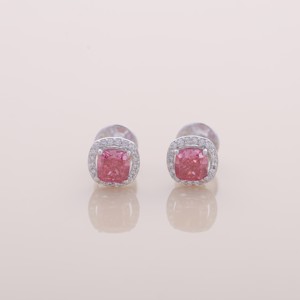 Boucles d'oreilles clous en or jaune, blanc et rose 14 carats avec diamant rose de laboratoire taille coussin 1,68 ct et halo, fermeture à vis - Product Image 1