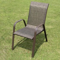 Chaise d'extérieur empilable moderne et minimaliste en maille avec accoudoirs et dossier en fer forgé pour patios, salons de thé et cafés
