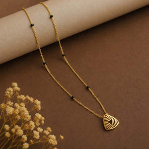 สร้อยคออัญมณีมังกัลสุตรทองคำ 9Kt ประดับหยก ไข่มุก และเพชร - Product Image 1