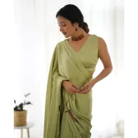 Magnifique sari indien Riva Green Banarasi en satin, longueur ras du sol, léger, doux, séchage rapide, infroissable, idéal pour les fêtes et mariages.
