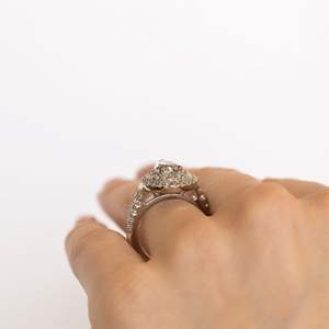 Anillo de compromiso de doble halo de diamante de corte pera para mujer - Product Image 3