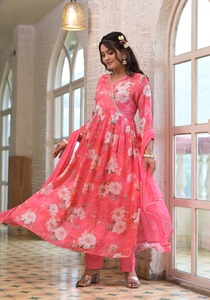 Tenue indienne élégant meilleur tissu vêtements ethniques Chinon Kurti pantalon avec Dupatta avec travail imprimé achats en ligne inde - Product Image 4