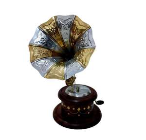 เครื่องเล่นแผ่นเสียงสไตล์วินเทจพร้อมลำโพงทองเหลืองและฐานไม้ทรงกลม ของตกแต่งบ้านสุดคลาสสิก - Product Image 3