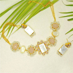 Ensemble de collier ras du cou en or finition Kundan perlé vert traditionnel punjabi fait à la main pour les occasions de mariage/fête - Product Image 3