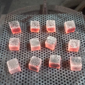 กำเนิดจากอินโดนีเซีย บล็อกถ่านอัดแท่งเหล่านี้ถูกขึ้นรูปเป็นก้อนสี่เหลี่ยมโดยใช้ถ่านเปลือกมะพร้าว - Product Image 1