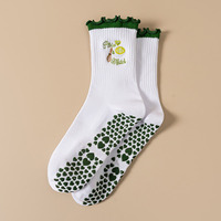 Chaussettes de Pilates mignonnes à volants avec broderie Matcha Addict, antidérapantes, pour femmes, vente en gros personnalisée
