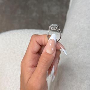 Anillo de Diamante Cultivado en Laboratorio de 9.00 Quilates, Corte Radiante, Claridad F VVS1 VVS2, Halo Pavé y Aro Dividido, Certificado IGI, Oro Blanco de 18k - Product Image 5