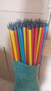 Mango de fregona y palo de escoba de PVC con grano de madera de eucalipto multicolor de Vietnam M.I.T VIET NAM - Product Image 3