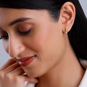 Anillo de diamantes cultivados en laboratorio Heer by GIVA y elegante conjunto de pendientes de diamantes con detalles en oro. - Product Image 5