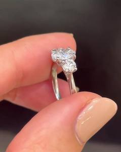 Anillo de compromiso de tres piedras CZ blanco de corte ovalado de 9x7mm en plata nupcial clásico promesa joyería al por mayor moda personalizada OEM ODM - Product Image 5