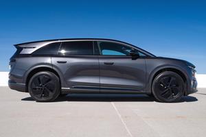 รถ L-ucid Gravity Grand Touring ปี 2026 สภาพดี ใช้งานน้อย วิ่ง 316 ไมล์ 828 แรงม้า มอเตอร์คู่ ระบบขับเคลื่อนสี่ล้อ  สีเทาควอนตัมเมทัลลิก ภายในแบบ Tahoe - Product Image 2