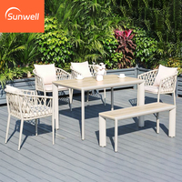 Ensemble de salle à manger de luxe en aluminium et bois de teck pour restaurant, mobilier d'extérieur en gros, couleur bois, table et chaises